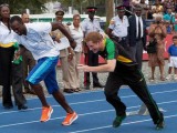 环球世界：短跑名将博尔特与哈里王子“竞技交
